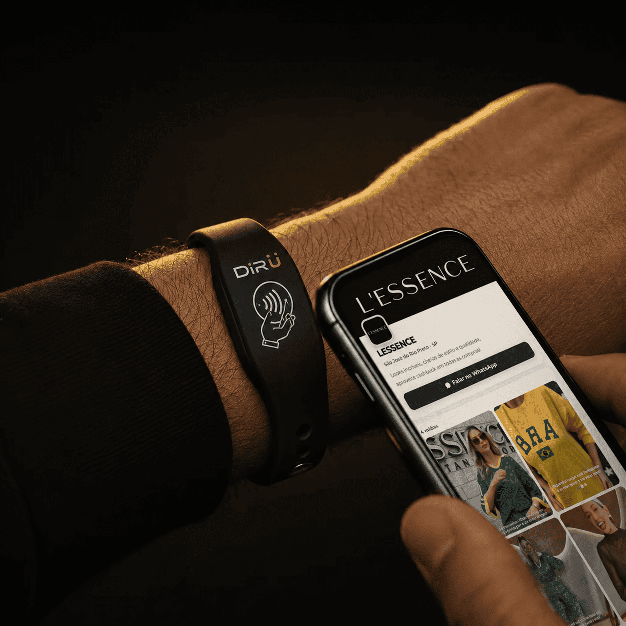 Pulseira NFC DiRU próxima a um celular com a vitrine digital aberta